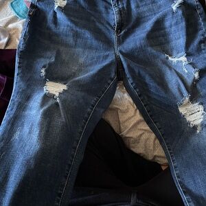 EUC Judy Blue Classic Blue distressed Denim capri Jeans 20W. Stretch